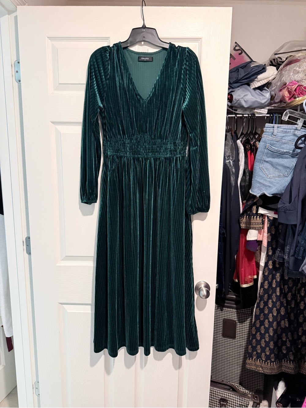 VintageStyle Green Velvet V-Neck Midi Dress